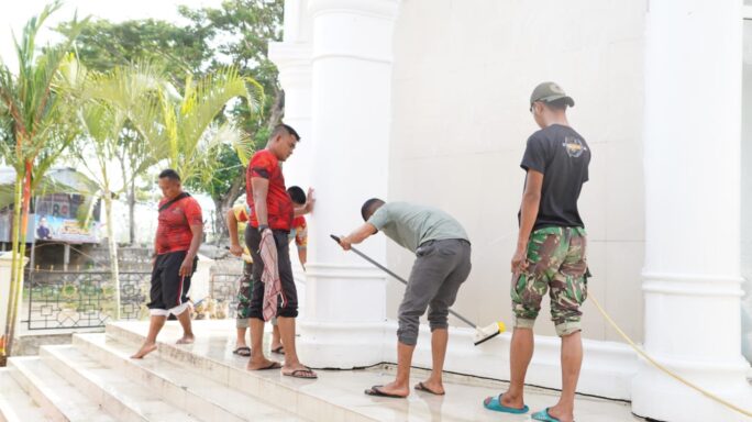 Pangdam Iskandar Muda Perintahkan Personel Bersihkan Menara Masjid Jami’ Baiturrahim Ulee Lheue.