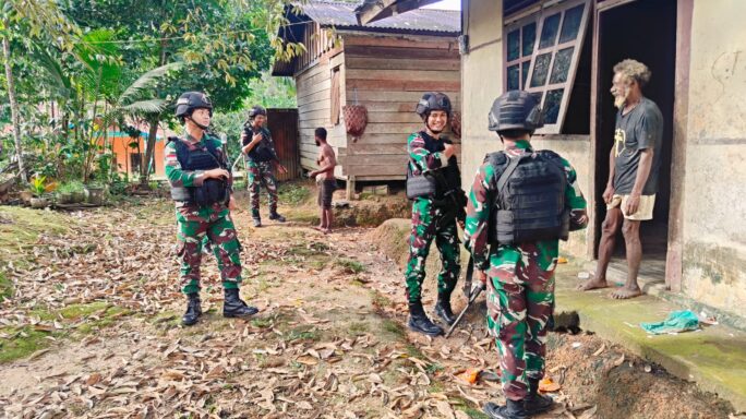 Disela Tugas Pokoknya Satgas Pamtas Statis RI-PNG Yonif 111/KB Sempatkan Silaturrahmi Ke Kampung Penduduk