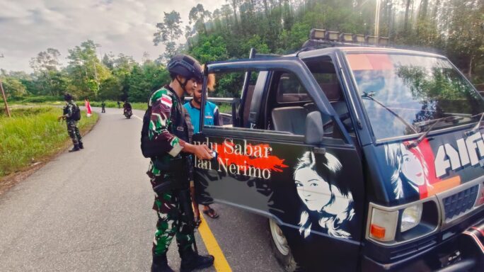 Lakukan Pemeriksaan Dengan Humanis Satgas Pamtas Yonif 111/KB Tunjukan Konsistensi Tugas Di Perbatasan RI-PNG