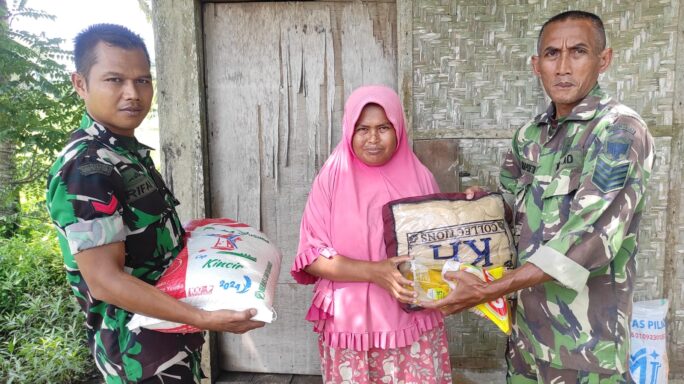 Koramil 24/Nbg Berikan Bantuan Sembako Bagi Warga Kurang Mampu