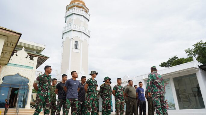 Kodam Iskandar Muda Gelar Pembersihan Menara Masjid Jami’ Baiturrahim Banda Aceh.