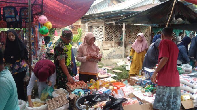 Babinsa Koramil 07/Kjm Cek Harga Sembako, Di Pasar Mingguan Sungai Liput
