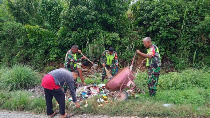 Babinsa Bersama Warga Kerja Bhakti Bersihkan Sampah Di Pinggir Jalan.