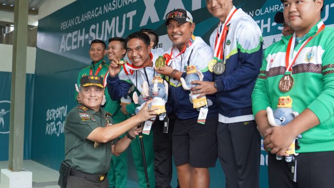 Pangdam IM Kalungkan Medali dan Serahkan Maskot PON XXI Aceh-Sumut kepada Pemenang Cabor Menembak Kategori 25 M Rapid Fire Pistol