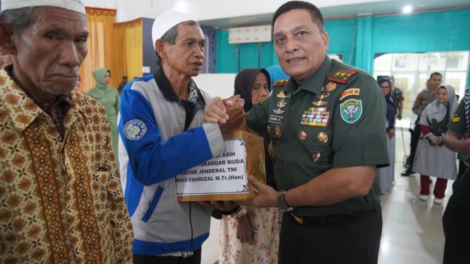 Pangdam Iskandar Muda Pimpin Langsung Bakti Sosial Pembagian Sembako dalam Rangka HUT TNI Ke-79.