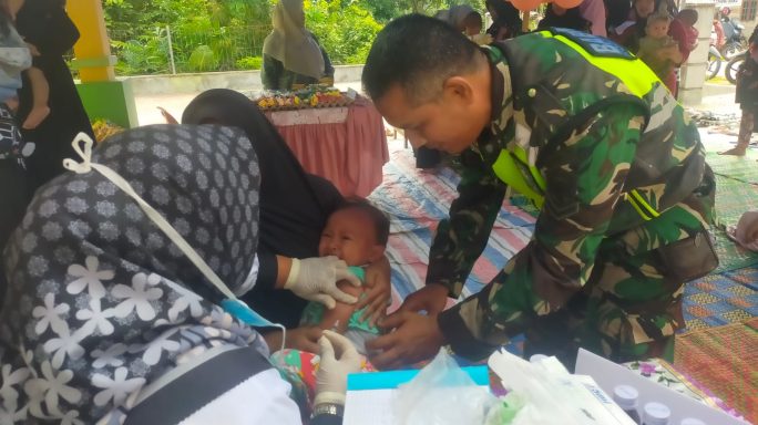 Babinsa Koramil 02/Karang Baru Dampingi Posyandu Balita Dan Lansia