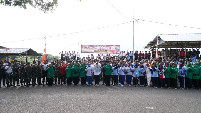 HUT ke-79 TNI, Korem 011/Lilawangsa Gelar Karya Bakti, Bersih Sampah dan Tanam Mangrove Seputar Waduk