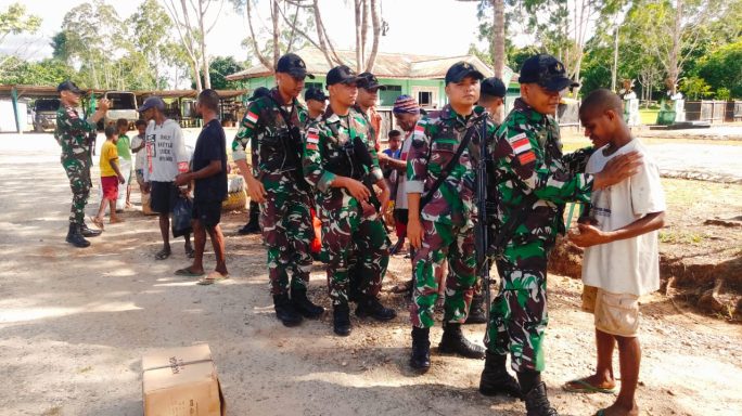 Keberangkatan Satgas Pamtas Statis RI-PNG Yonif 111/KB Di Iringi Doa Dan Tangisan Masyarakat Suku Papua Selatan