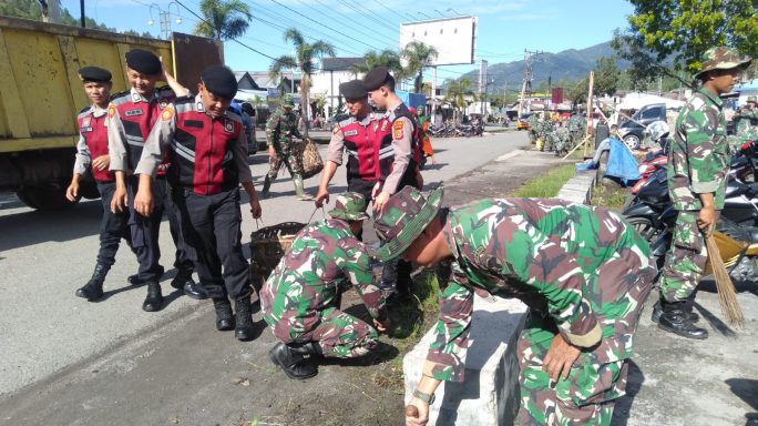 Kodim 0106/Aceh Tengah Gelar Karya Bakti Pembersihan Pasar Dan Parit