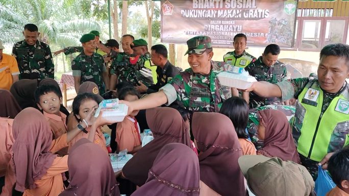 Wujudkan Dan Peduli Generasi Emas, Kodim 0108/Agara Salurkan Program Makan Gratis Untuk 250 Siswa Sekolah.SD.