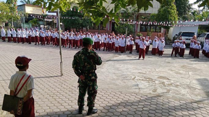 Upacara Bendera Di SD Negeri Tanjung Meulaboh Dipimpin Oleh Anggota TNI Dari Kodim 0105/Abar