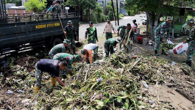 Sinergi Hebat! Personel Kodim 0101/Kota Banda Aceh dan Berbagai Elemen Bersihkan Sungai di Baiturrahman