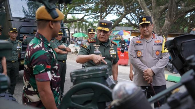 Pangdam IM dan Kapolda Aceh Tinjau Pameran Alutsista di Lapangan Blang Padang.