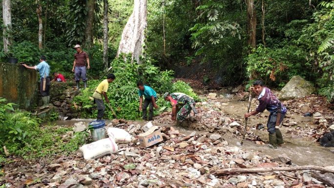 Babinsa Dan Warga Goro Bersama Bersihkan Sumber Air Bersih