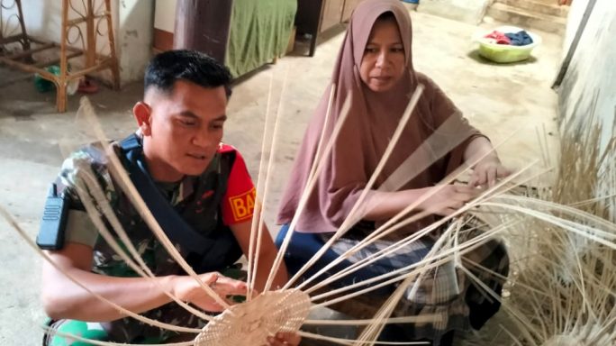 Perkuat Ekonomi Kreatif, Babinsa Weuraya Temui Pengrajin Rotan