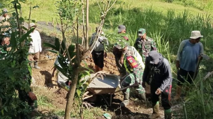 Sinergi Babinsa dan Masyarakat Gotong Royong Bangun Rumah Warga Kurang Mampu di Desa Peunalom I