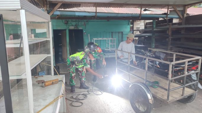 Kunjungi Bengkel Las Babinsa Tumbuhkan Kedekatan Hubungan Dengan Warga Desa Binaan