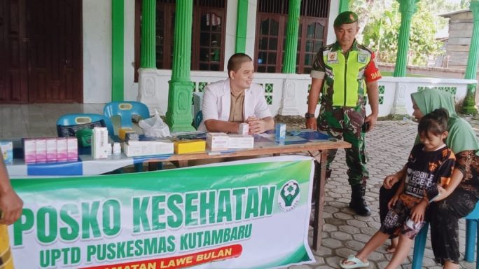 Dalam Rangka Pengobatan Gratis, Babinsa Posramil Lawe Bulan Dampingi Tenaga Kesehatan Puskesmas.