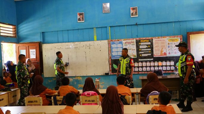 Sebagai Wujud Kepedulian di Dunia Pendidikan, Babinsa Kodim 0117/Aceh Tamiang Ajarkan Matematika Dasar Metode Gasing