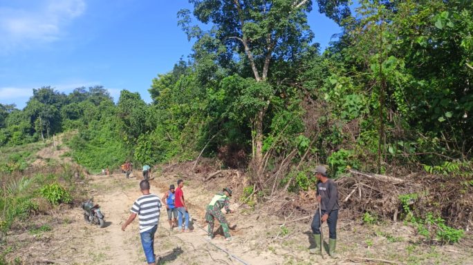 Serda Sandari Bersama Masyarakat Desa Bandar Baro Gotong Royong Pasang Pipa Air Bersih