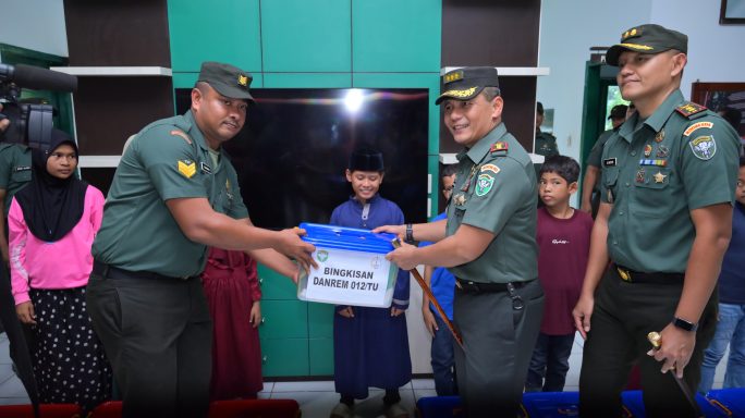 Bersyukur dengan Berbagi, Danrem 012/TU dan Ketua Persit Santuni Anak Yatim