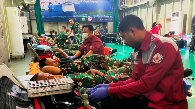 Dalam Rangka HUT TNI Yang Ke 79 Personil Yonif 111/KB Purna Tugas dan TNI AL Dari KRI 990 SHS Laksanakan Kegiatan Bakti Sosial