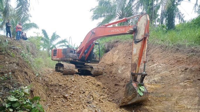 Masuki Hari Ke 2 TMMD, Petugas Dan Alat Berat Fokus Pengerjaan Program Pembangunan Jalan