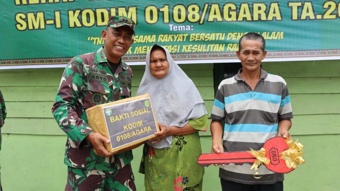 Dandim 0108/Agara Serahkan Kunci Hasil Renovasi RTLH di Desa Kitei Meranggun