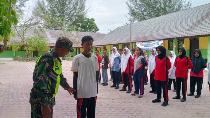 Tanamkan Kedisiplinan, Babinsa Melatih PBB di SMAN 2 Bukit Rata