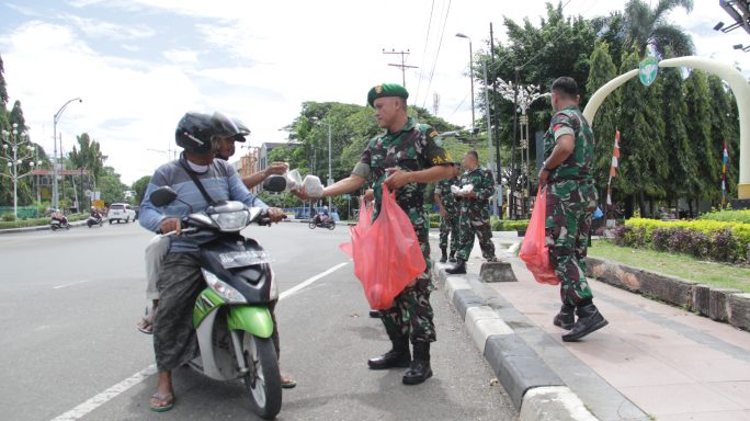 Anggota Kodim 0101/Kota Banda Aceh Berbagi Nasi di Simpang Depan Makodim dalam Kegiatan Jum’at Berkah