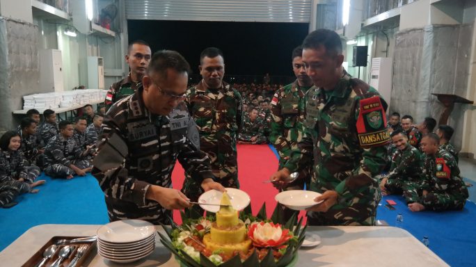Acara Syukuran Kenaikan Pangkat Personil Purna Tugas Operasi Yonif 111/KB Berlangsung Khidmat Di Kapal KRI 990 SHS