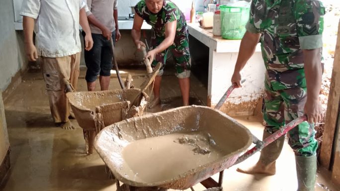 PANGDAM IM TERJUNKAN ANGOTA BANTU KORBAN LONGSOR