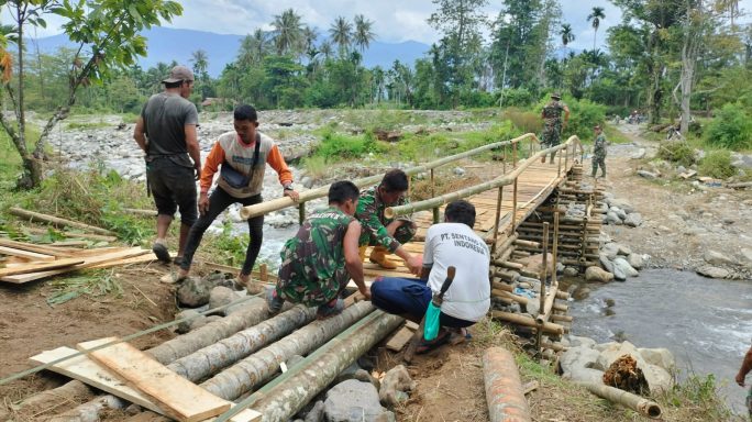 Babinsa Posramil Lawe Sumur Bersama Warga Bangun Jembatan Bambu