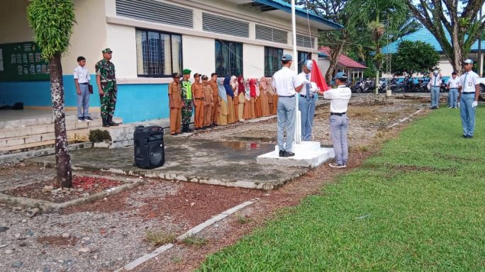 Danramil 05/Darul Makmur Pimpin Upacara pengibaran Bendera Merah Putih di SMA Negeri Bunga Bangsa