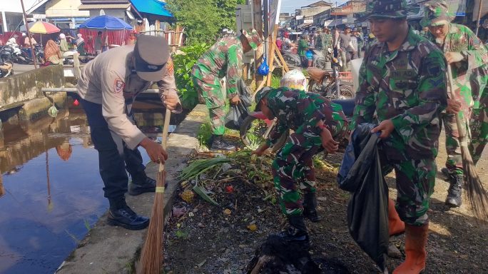 Karya Bakti TNI Bersihkan Pasar Bina Usaha Dalam Rangka Dirgahayu TNI Yang Ke – 79 Tahun Di Wilayah Kodim 0105/Abar