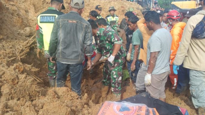 PANGDAM IM BANTU EVAKUASI KORBAN TANAH LONGSOR DI ACEH TENGAH.