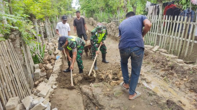 Hubungan Harmonis: Babinsa dan Warga Binaaan Gotong Royong Perbaiki Infrastruktur