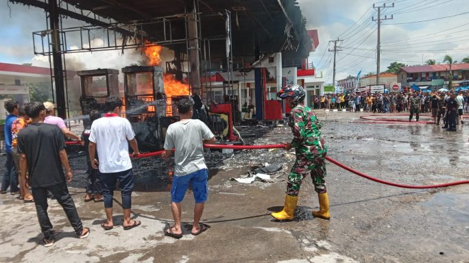 Babinsa Subulussalam Berjibaku Bantu Padamkan Kebakaran di SPBU