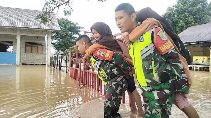 Curah Hujan Tinggi Banjir Susulan, Merendam Sebagian Rumah, Air Dari Gunung Turun Dan Longsor Menutupi Badan Jalan Lintas Kabupaten.