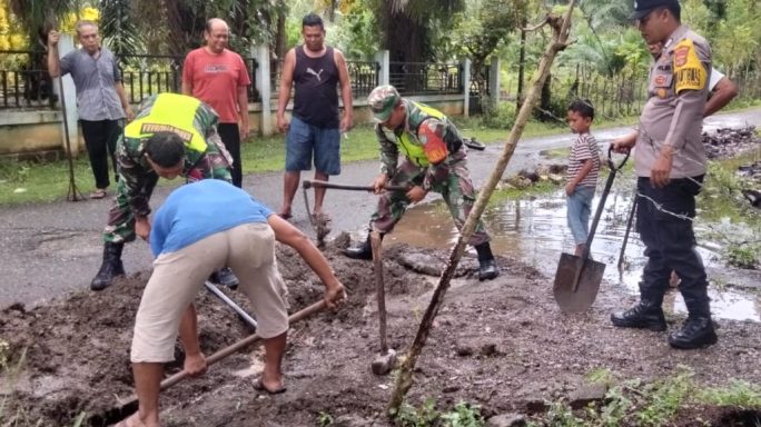 Curah Hujan Tinggi Babinsa Kuala Pesisir dan Warga Gelar Gotong-Royong