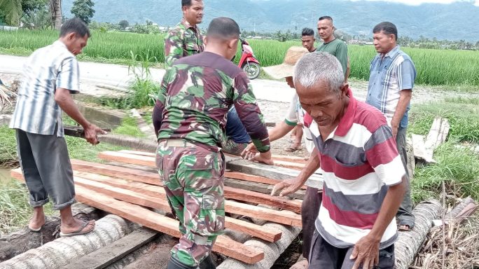 Babinsa Koramil 0108-02/Bambel Bersama Warga Masyarakat Bangun Jembatan Darurat.