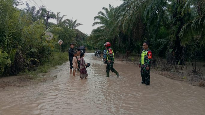 Walaupun Kodisi banjir sudah mulai surut Danposramil dan Babinsa Posramil Tripa Makmur Tetap Siaga di Lokasi