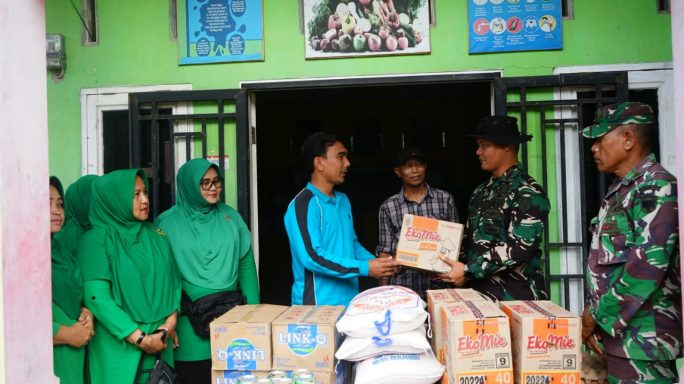 Wujud Kepedulian, Dandim 0117/Aceh Tamiang Serahkan Bantu Sembako Di Posko Pengungsian Banjir