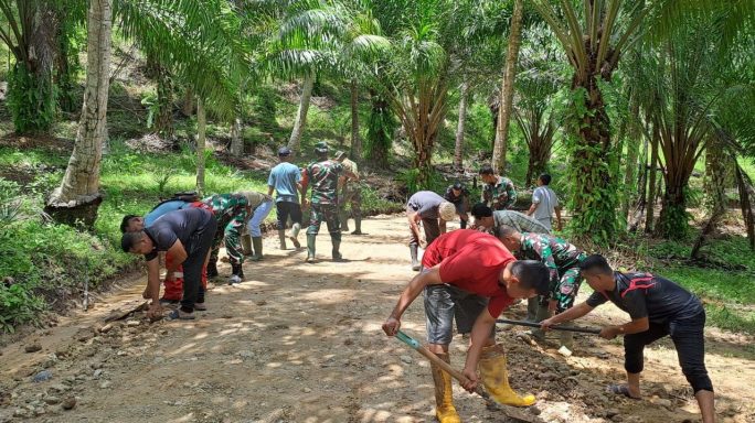 Percepat Pengerjaan Jalan, Warga Paloh Punti Bantu Satgas TMMD Ratakan Jalan