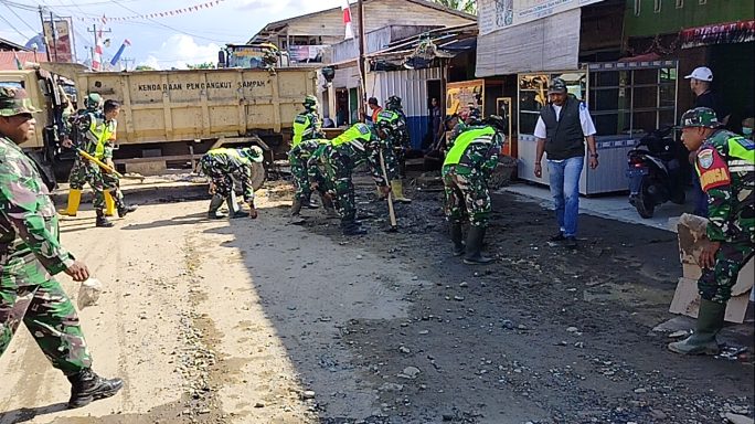 Banjir Seruway Surut, Dandim 0117/Aceh Tamiang Kerahkan Puluhan Prajurit Bersihkan Sampah Di Jalan