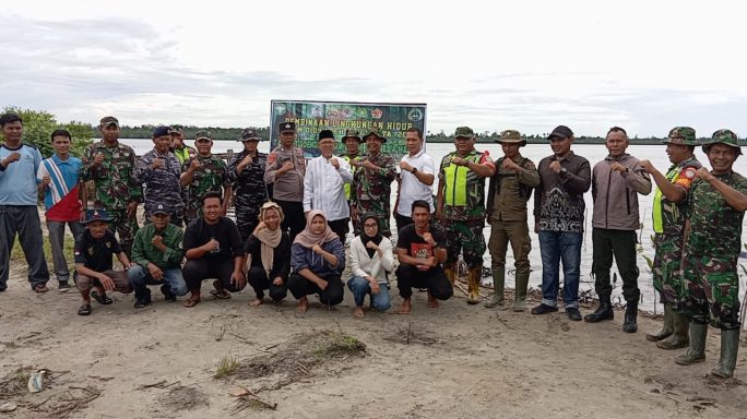 Bersatu dengan Alam untuk Indonesia Maju, Kolaborasi Penanaman 500 Bibit Mangrove Oleh Kodim 0109/Aceh Singkil Dan Pemerintah Daerah