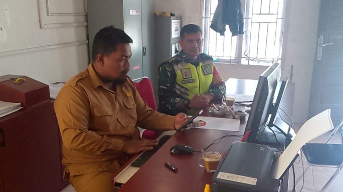 Update Data Teritorial, Babinsa Koramil 06/Bukit Komsos Bersama Perangkat Desa