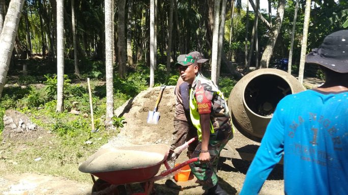 Babinsa Batee Bersama Warga Desa Calong Cot Laksanakan Karya Bakti Pembangunan Jalan Rabat Beton