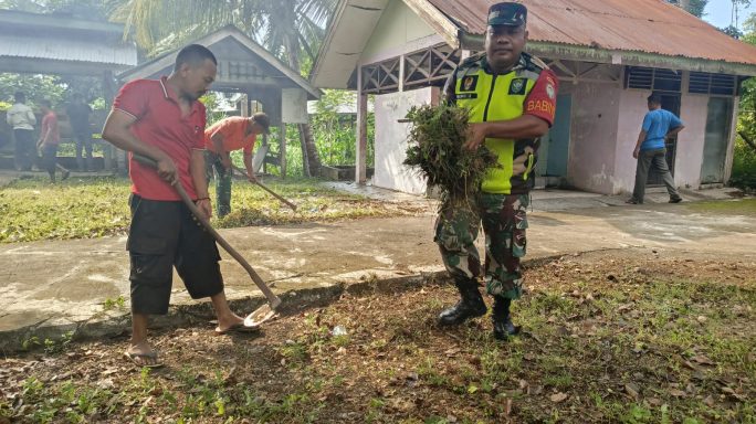 Gotong Royong Jelang Maulid, Babinsa Mutiara Timur Bersama Warga Bersihkan Pekarangan Meunasah