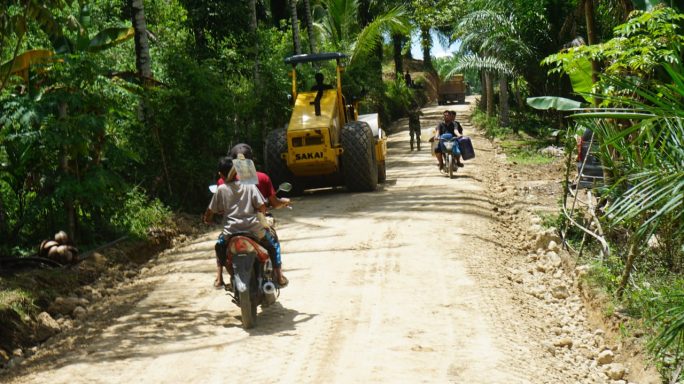 Warga Mulai Lintasi Jalan Penghubung Paloh Punti Program TMMD Ke 122.